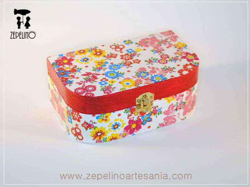 Caja roja con flores